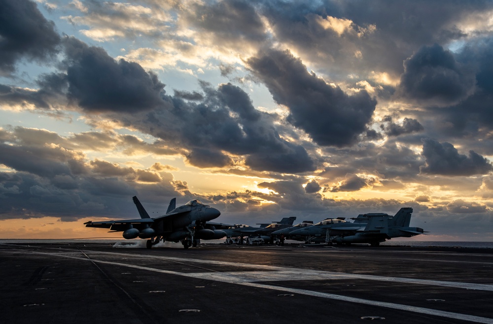 USS Carl Vinson (CVN 70) Conducts Routine Flight Operations in the Philippine Sea