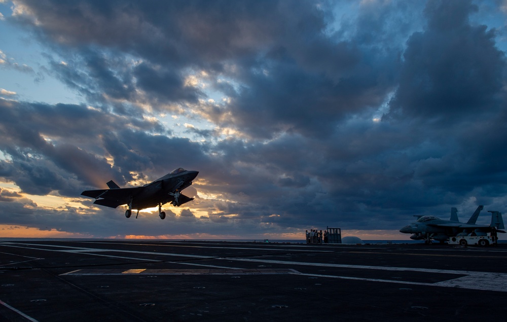 USS Carl Vinson (CVN 70) Conducts Routine Flight Operations in the Philippine Sea