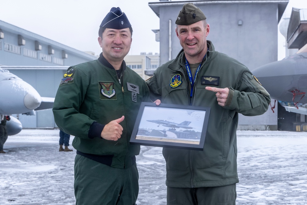 U.S. Marines work with Japanese Self-Defense personnel