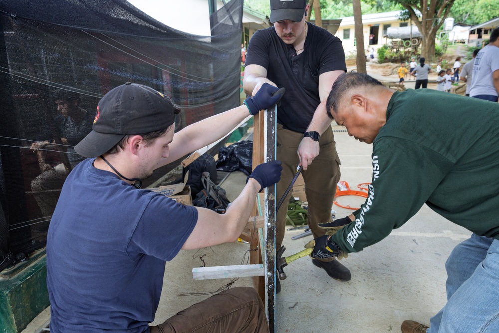 USNS Charles Drew Visits Aeta School during Community Outreach