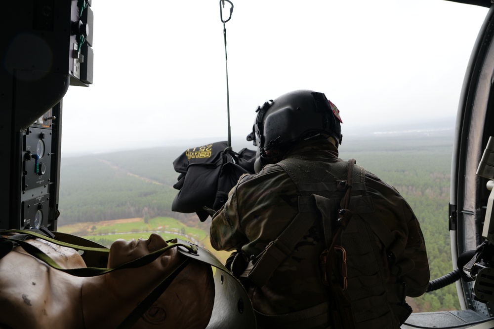 Charlie Company, 1-214th GSAB conducts live hoist training