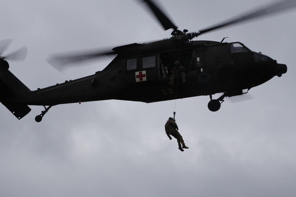 Charlie Company, 1-214th GSAB conducts live hoist training