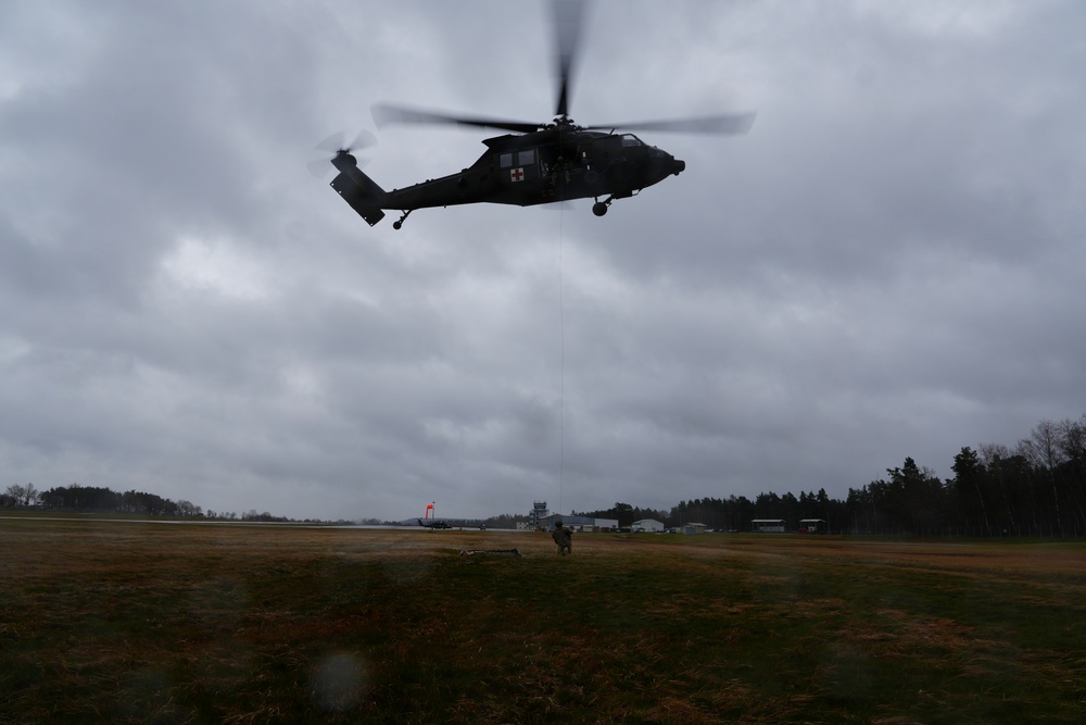 Charlie Company, 1-214th GSAB conducts live hoist training