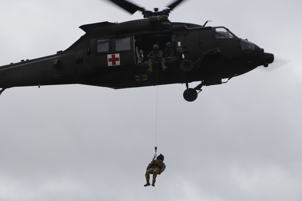 Charlie Company, 1-214th GSAB conducts live hoist training