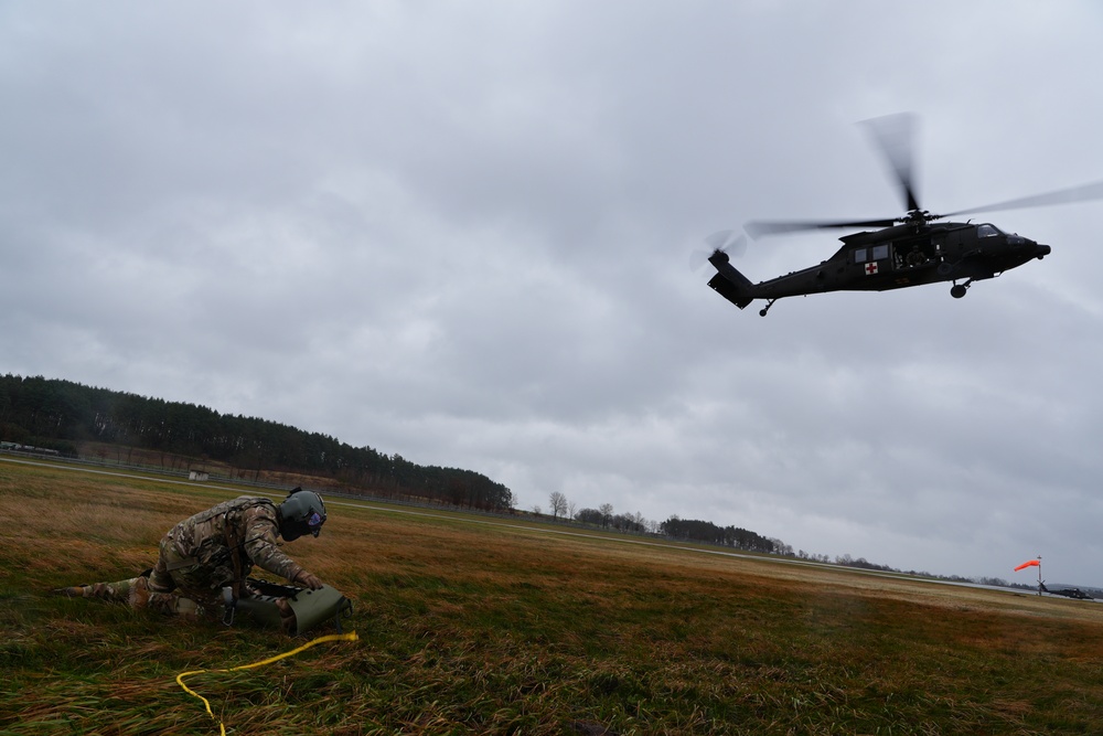 Charlie Company, 1-214th GSAB conducts live hoist training