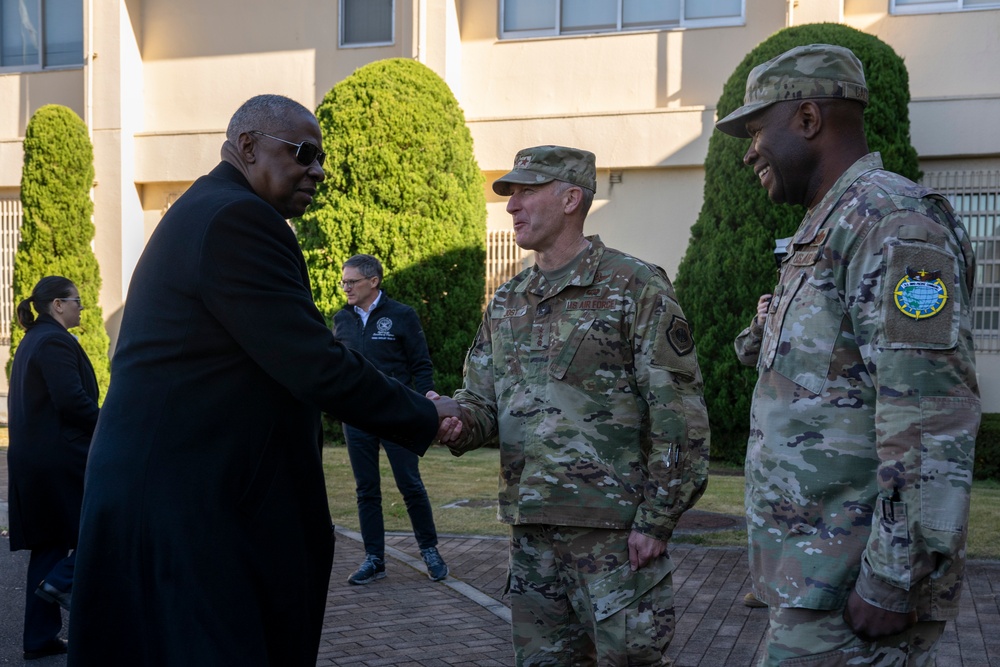 SD Visits U.S. Forces Japan