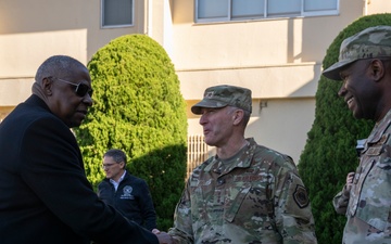 SD Visits U.S. Forces Japan