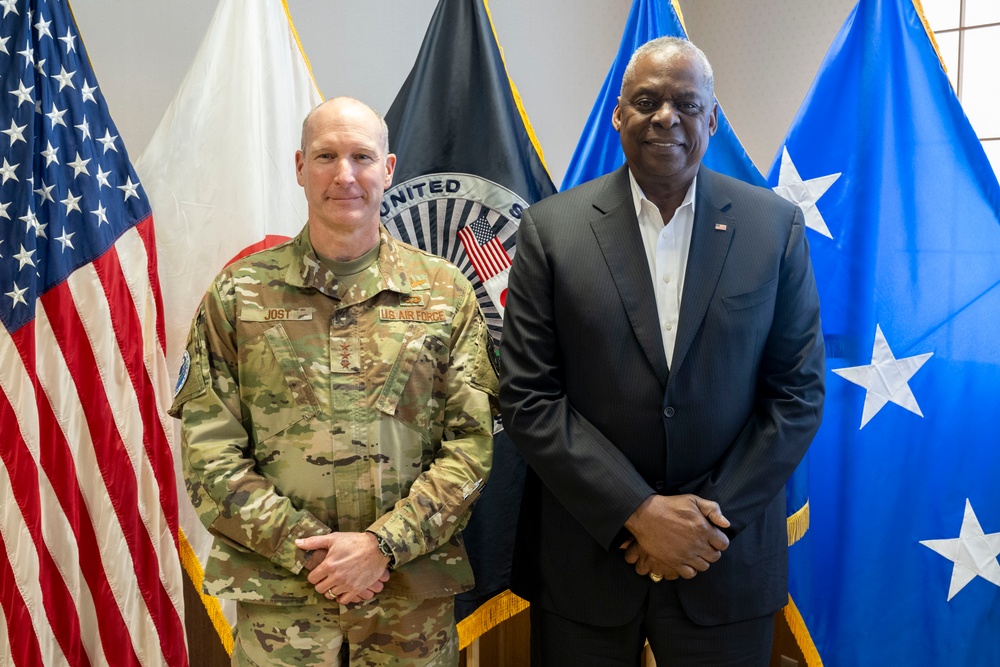 SD Visits U.S. Forces Japan