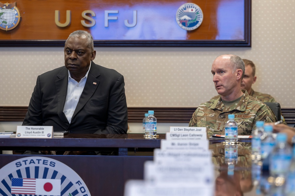 SD Visits U.S. Forces Japan