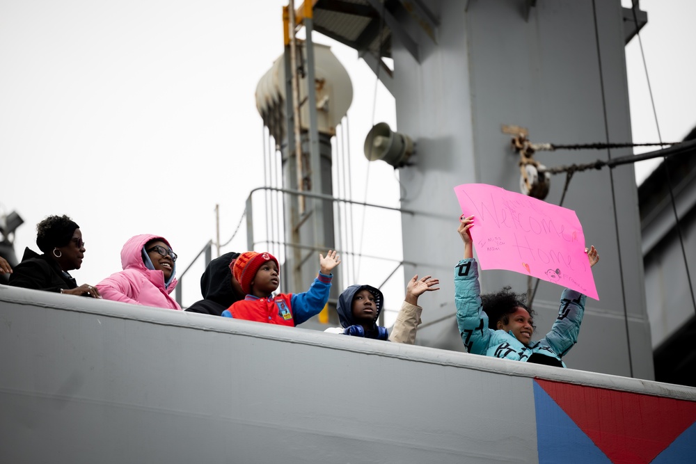 USNS Patuxent Returns Home in Time for Christmas