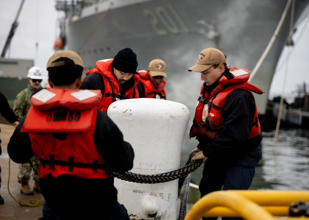 USNS Patuxent Returns Home in Time for Christmas