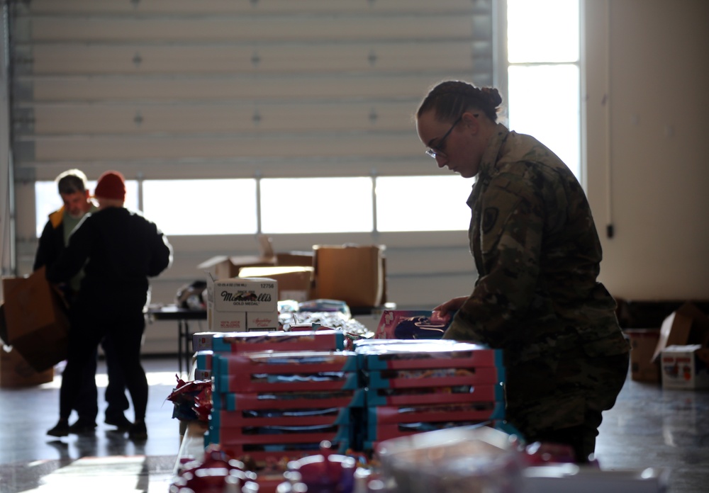 Guard members, Joint Service Staff come together to spread Holiday Magic