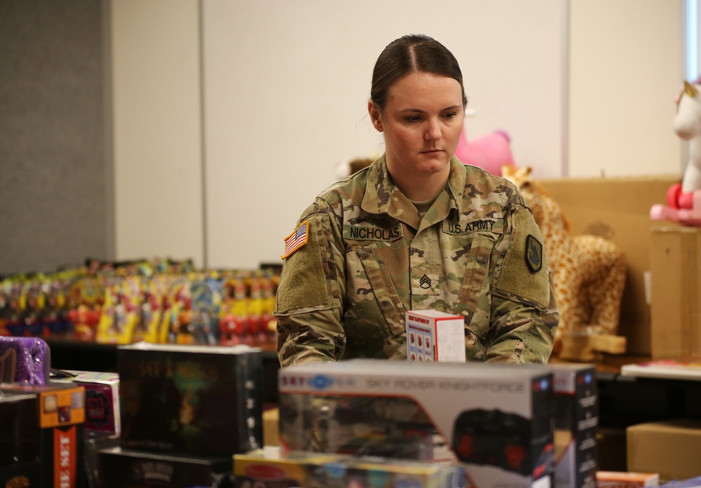 Guard members, Joint Service Staff come together to spread Holiday Magic