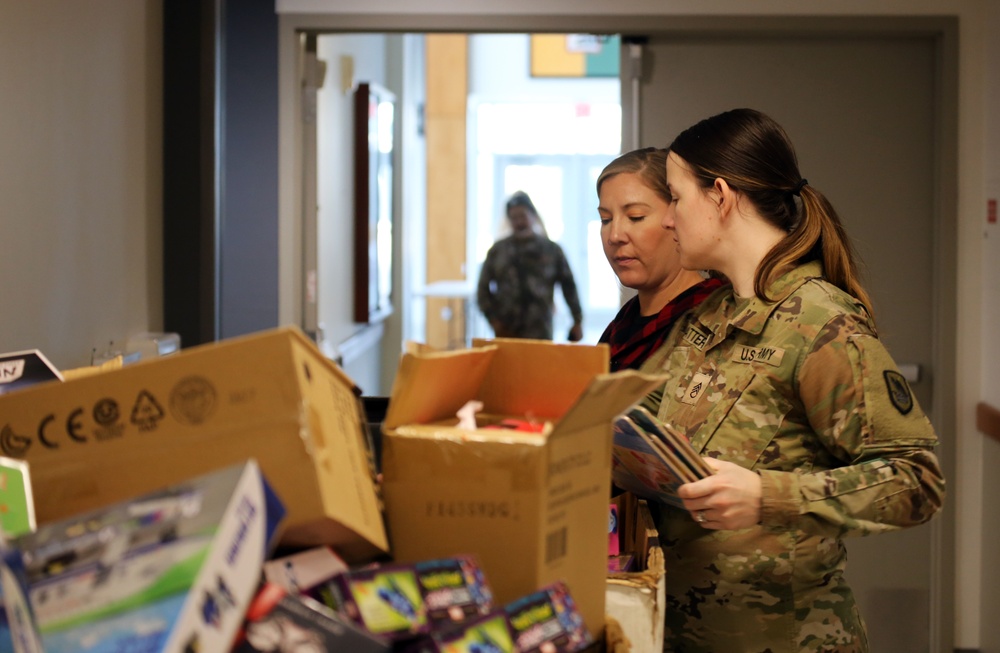 Guard members, Joint Service Staff come together to spread Holiday Magic