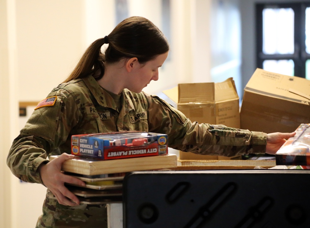 Guard members, Joint Service Staff come together to spread Holiday Magic