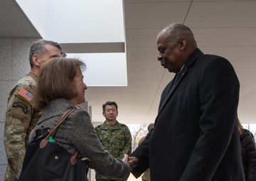 Yama Sakura 87: Secretary of Defense Visits Camp Asaka