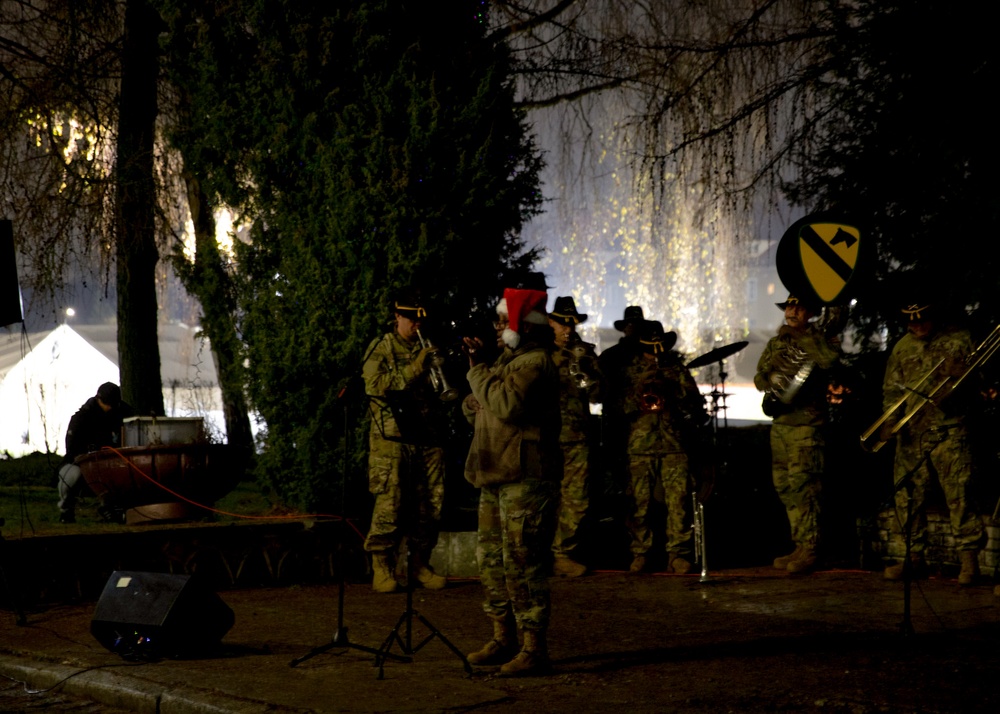 1st Cavalry Division Conducts Tree Lighting Ceremony in Boleslawiec