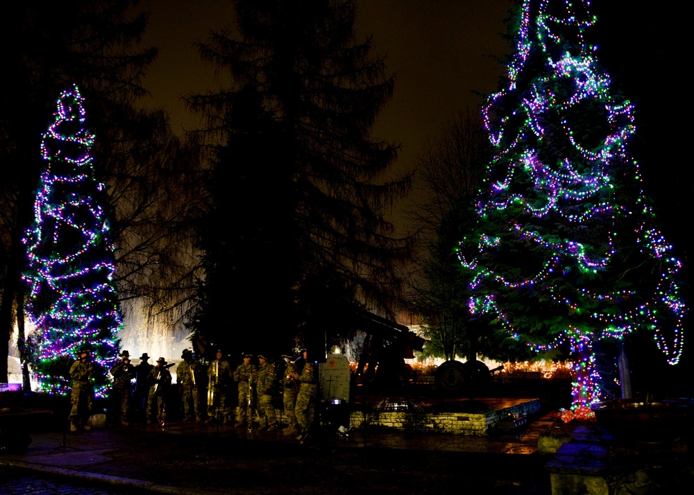 1st Cavalry Division Conducts Tree Lighting Ceremony in Boleslawiec