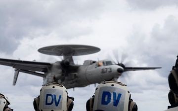 Distinguished Visitors observe flight operations aboard USS Gerald R. Ford (CVN 78)