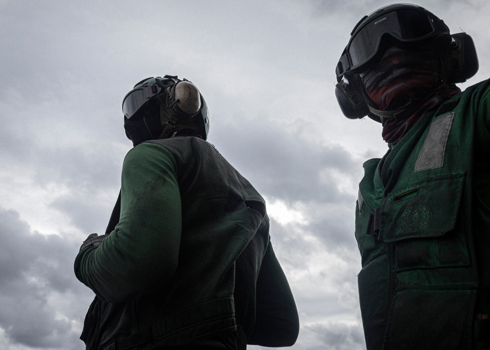 Distinguished Visitors observe flight operations aboard USS Gerald R. Ford (CVN 78)