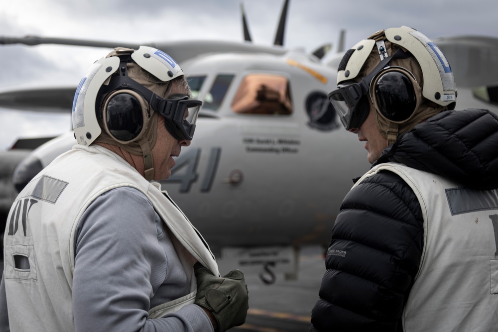 Distinguished Visitors observe flight operations aboard USS Gerald R. Ford (CVN 78)