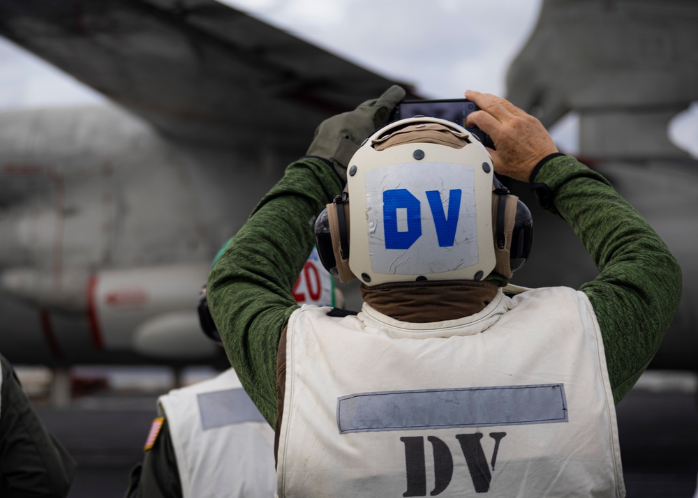 Distinguished Visitors observe flight operations aboard USS Gerald R. Ford (CVN 78)