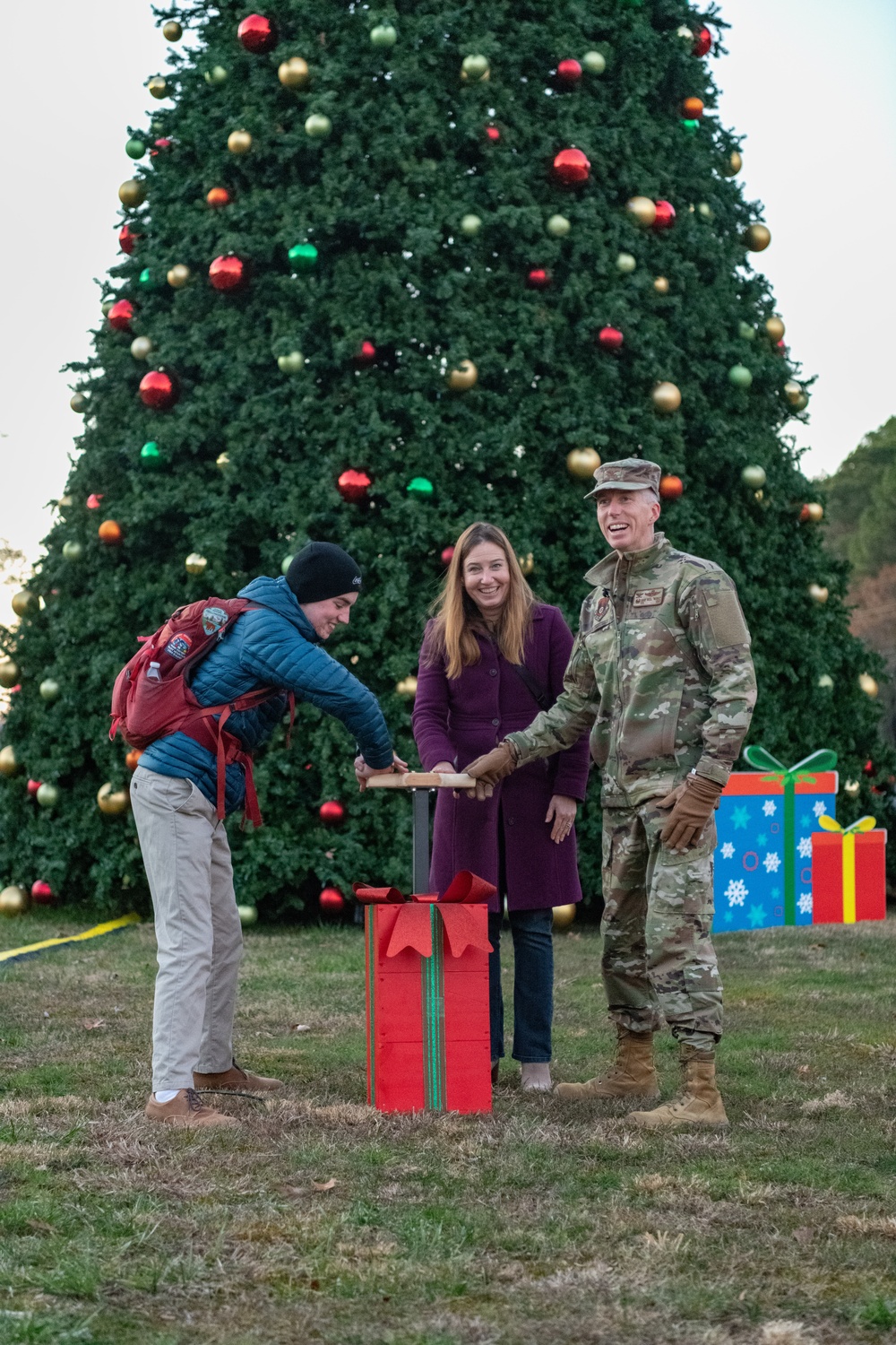 Arnold AFB team members come together for second annual Christmas tree lighting