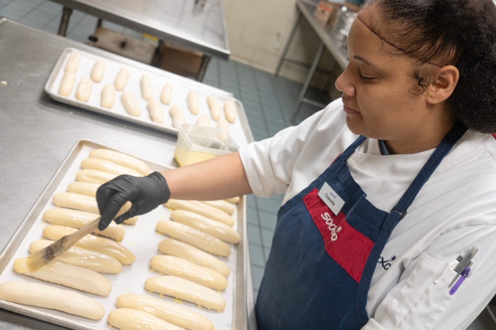 Team Seymour thanks Airmen for service during Thanksgiving meal