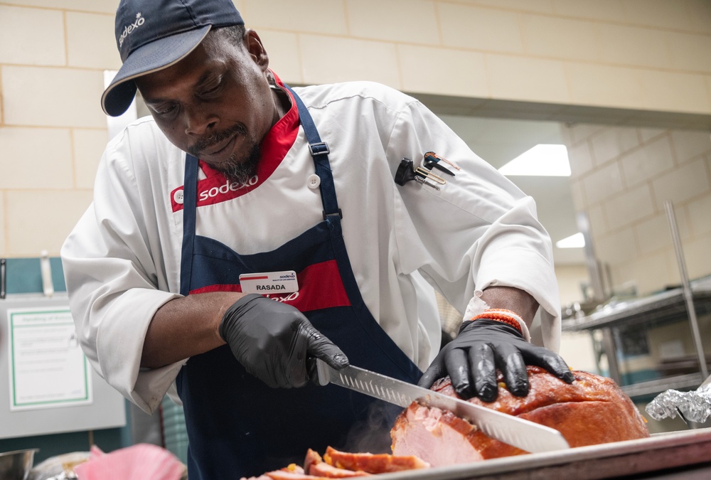 Team Seymour thanks Airmen for service during Thanksgiving meal