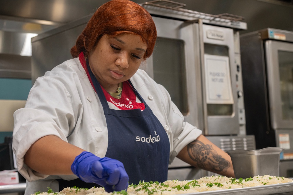 Team Seymour thanks Airmen for service during Thanksgiving meal