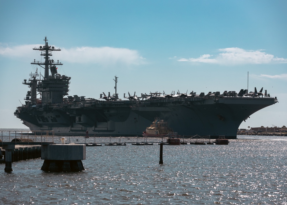 USS George Washington (CVN 73) Pulls Into Naval Station Mayport
