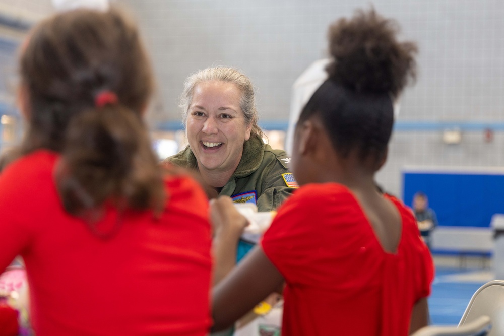 Pensacola Petty Officers Spread Holiday Cheer to Local Students