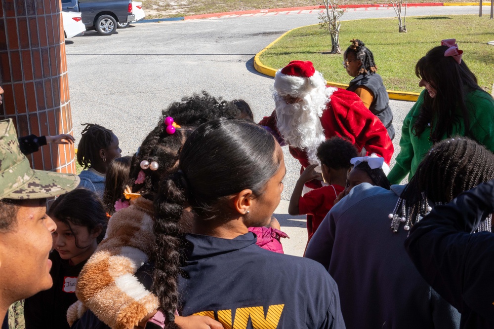 Pensacola Petty Officers Spread Holiday Cheer to Local Students