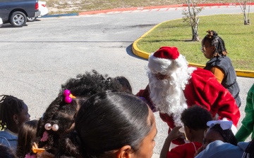 Pensacola Petty Officers Spread Holiday Cheer to Local Students