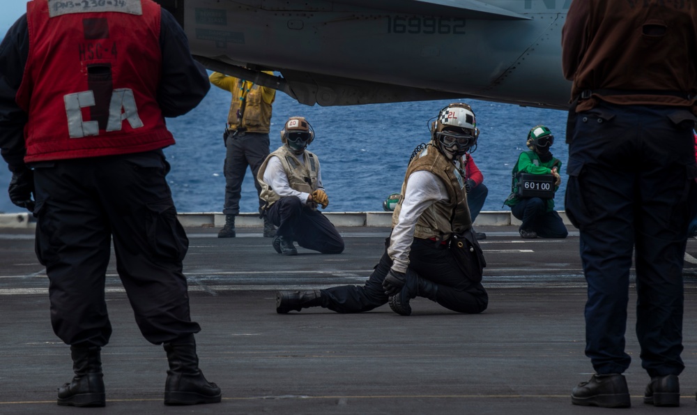 USS Carl Vinson (CVN 70) Conducts Routine Flight Operations in the Philippine Sea