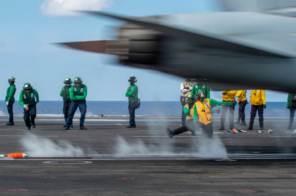 USS Carl Vinson (CVN 70) Conducts Routine Flight Operations in the Philippine Sea