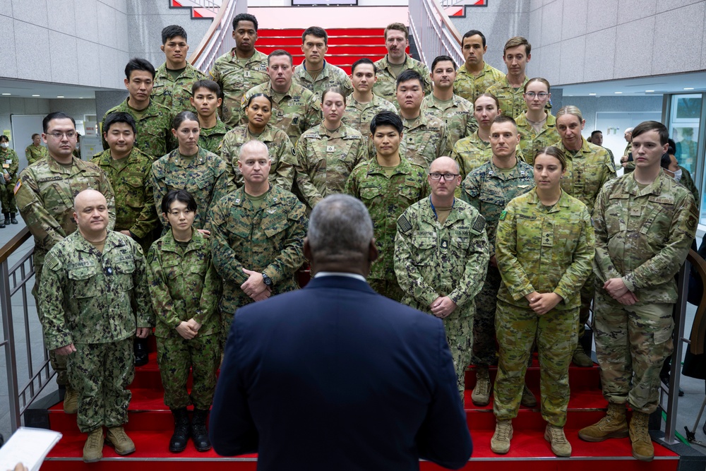 SD Visits Service Members from U.S., Japan, and Australia at Camp Asaka