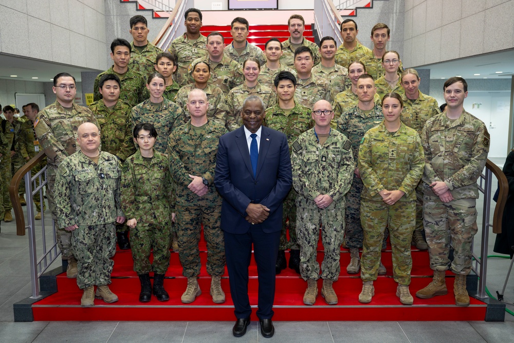 SD Visits Service Members from U.S., Japan, and Australia at Camp Asaka