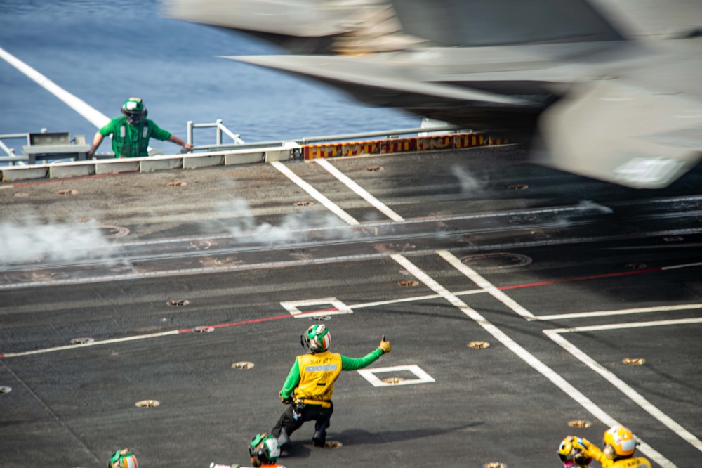 USS Carl Vinson (CVN 70) Conducts Routine Flight Operations in the Philippine Sea