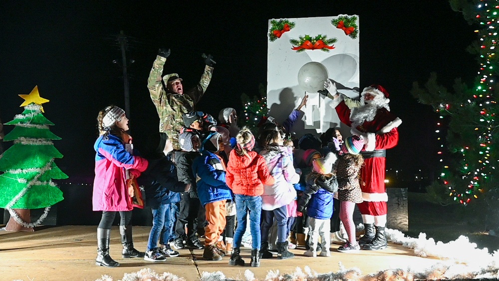 Fort Leonard Wood leaders light installation’s Christmas tree during holiday celebration