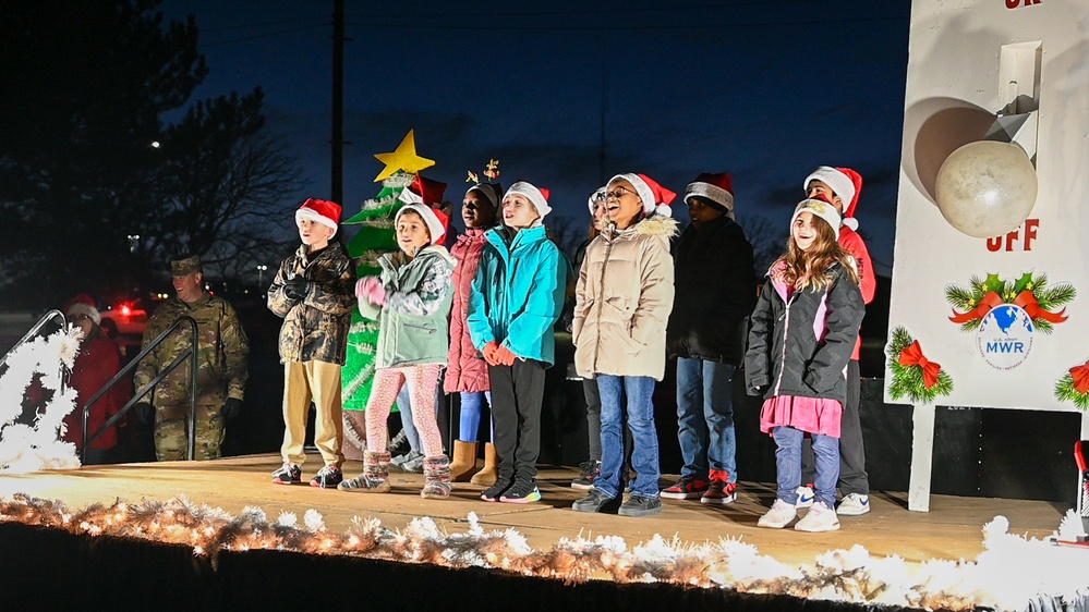 Fort Leonard Wood leaders light installation’s Christmas tree during holiday celebration