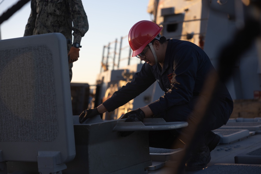 USS OSCAR AUSTIN (DDG 79) CONDUCTS AMMUNITION ONLOAD