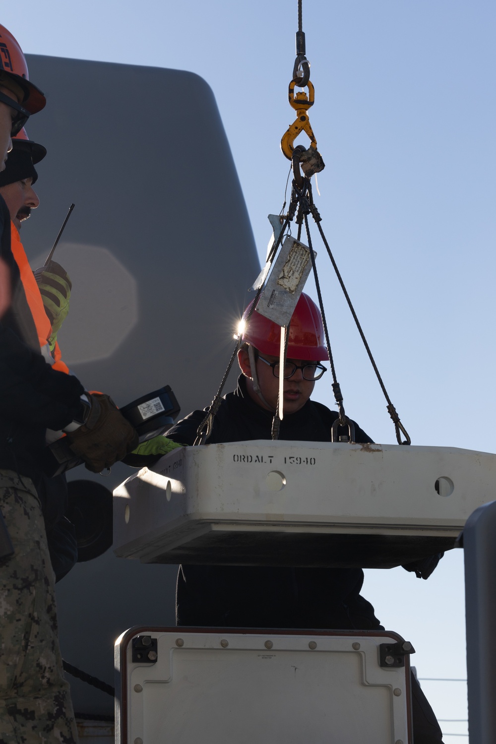 USS OSCAR AUSTIN (DDG 79) CONDUCTS AMMUNITION ONLOAD