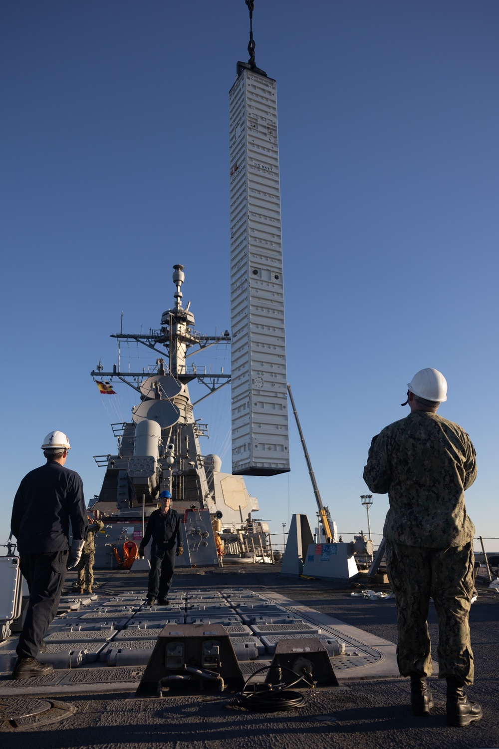 USS OSCAR AUSTIN (DDG 79) CONDUCTS AMMUNITION ONLOAD