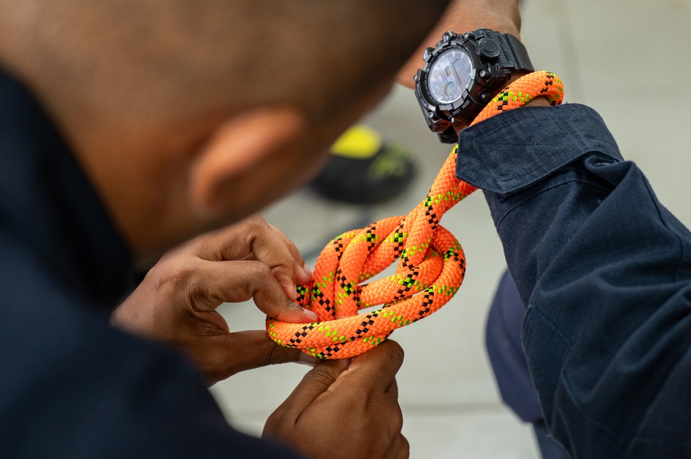 JTF-Bravo firefighters train Panamanian firefighters