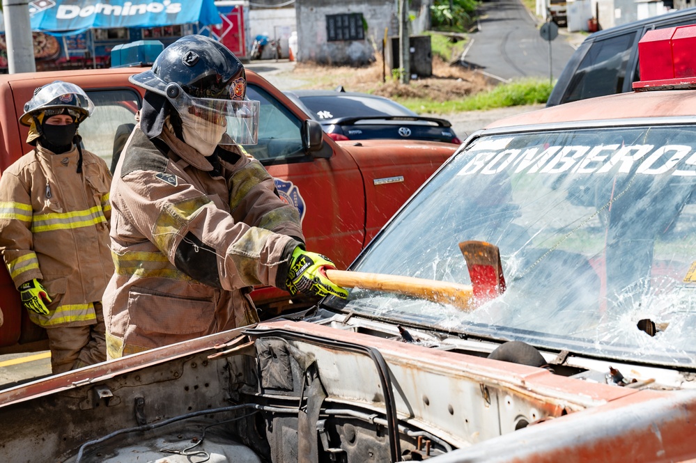 JTF-Bravo firefighters train Panamanian firefighters