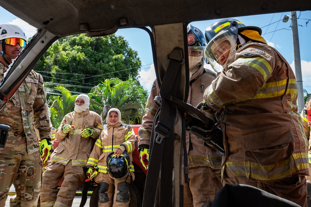 JTF-Bravo firefighters train Panamanian firefighters