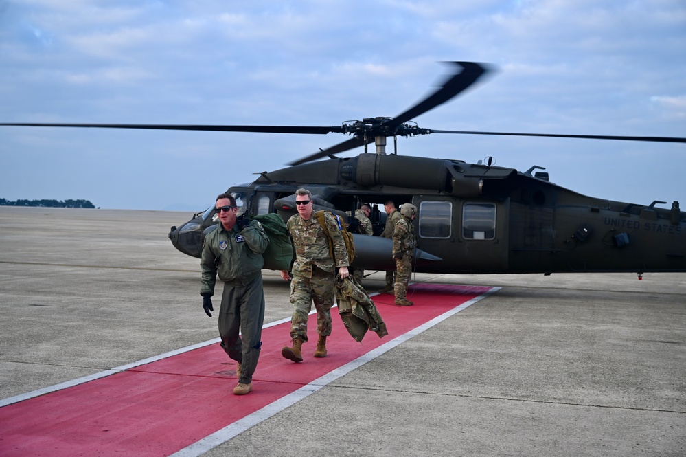 Leaders of the Pack: 7AF Command team connects with Wolf Pack