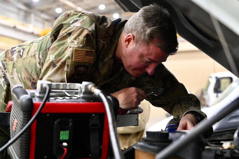 Leaders of the Pack: 7AF Command team connects with Wolf Pack