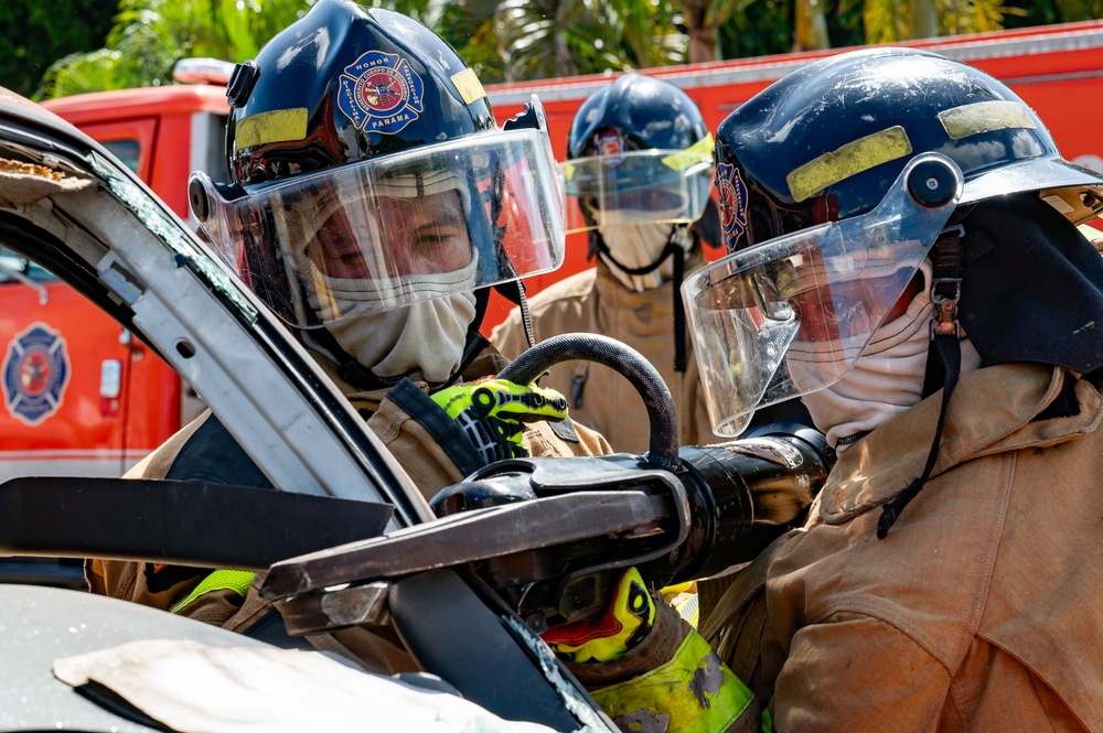 JTF-Bravo firefighters train Panamanian firefighters